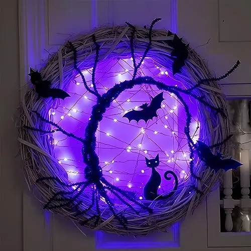 Corona de Halloween de 15" con luces LED moradas y decoración de murciélagos y gatos